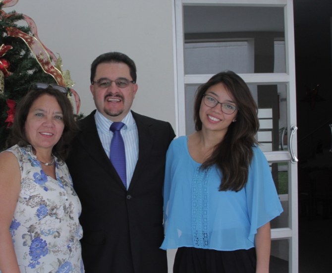 Pastor Luis Solís junto a su esposa e hija